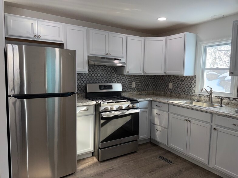 Kitchen - 8 Hideaway Ln