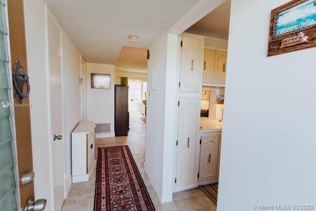 Building Photo - 300 NE 26th Ave