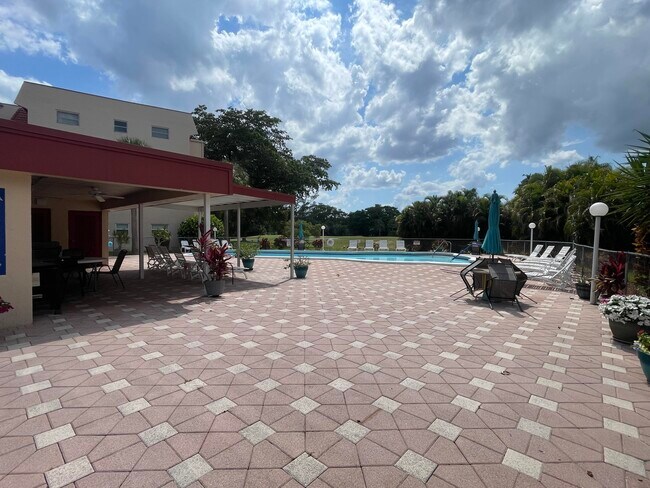 Building Photo - 1005 Country Club Dr