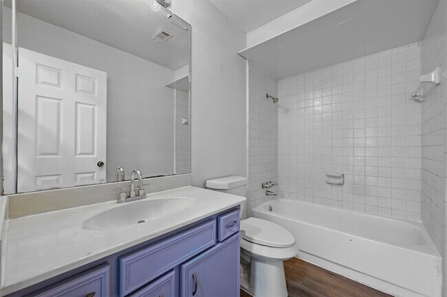 Building Photo - 522 Hunters Glen St