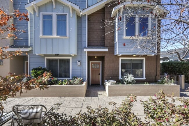 Building Photo - Open and Bright 2 bed/ 1.5 bath town-home ...