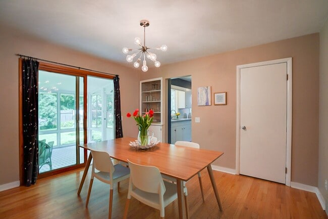 Building Photo - Charming West Side Single Family Home with Mid Century Modern feel
