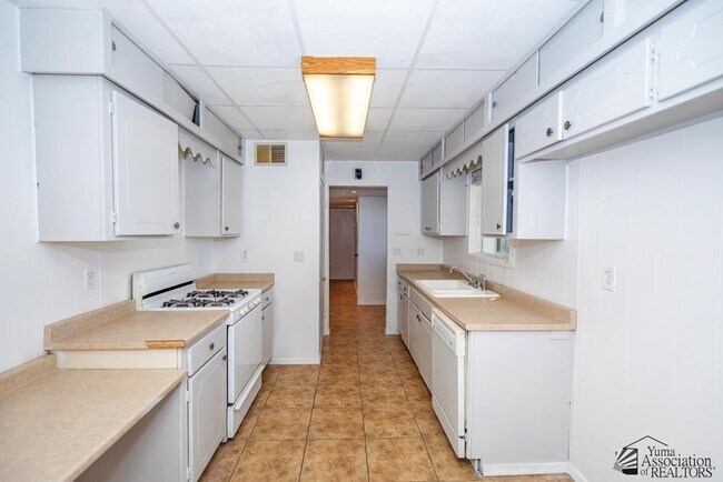Building Photo - 1281 W 18th St