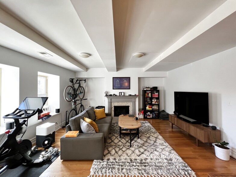 Building Photo - 1470 W Carmen Ave