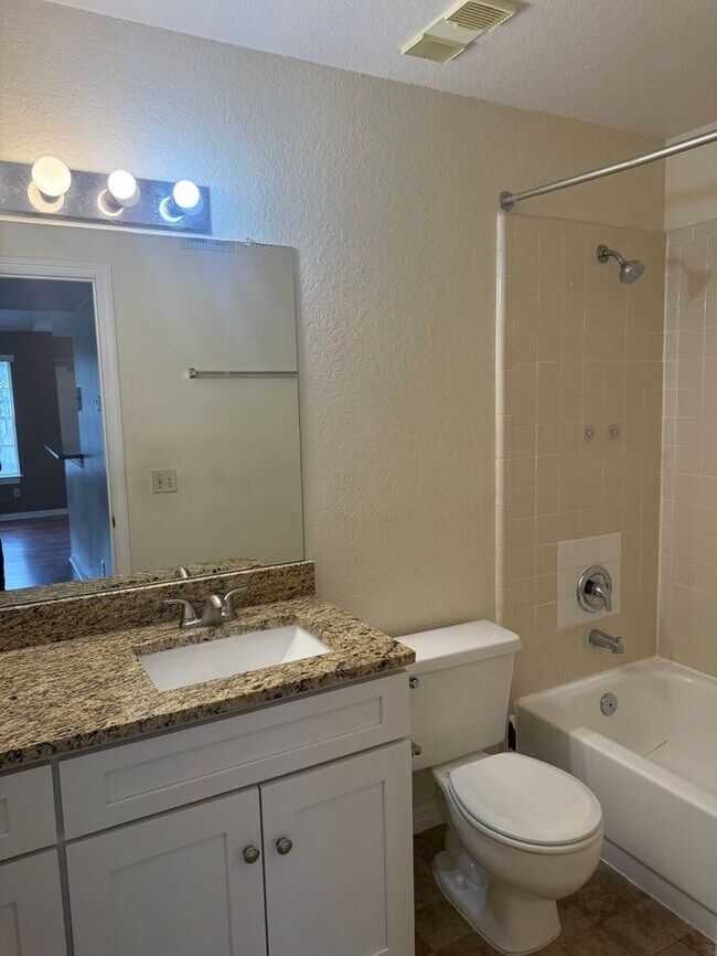 Building Photo - Beautifully remodeled 2/2 condo in Tradewinds, Metrowest!