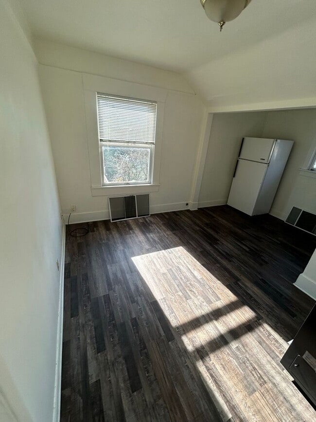 Building Photo - 1014 W 11th Ave