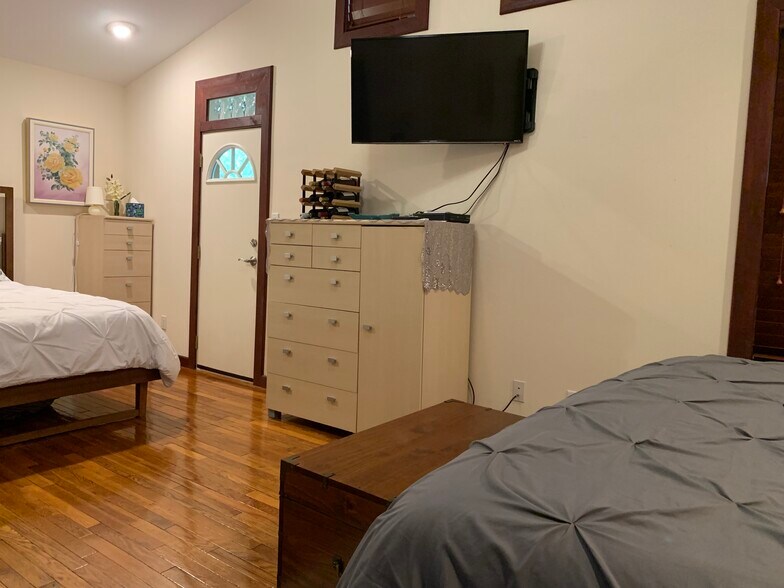 Room for rent. 1 king bed and 1 queen bed. Austin, Tx 78702 - 905 Prospect Ave
