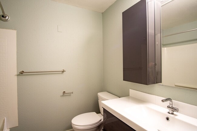 Building Photo - Close-in SE Spacious 3-Bed + A/C Ready Late July!