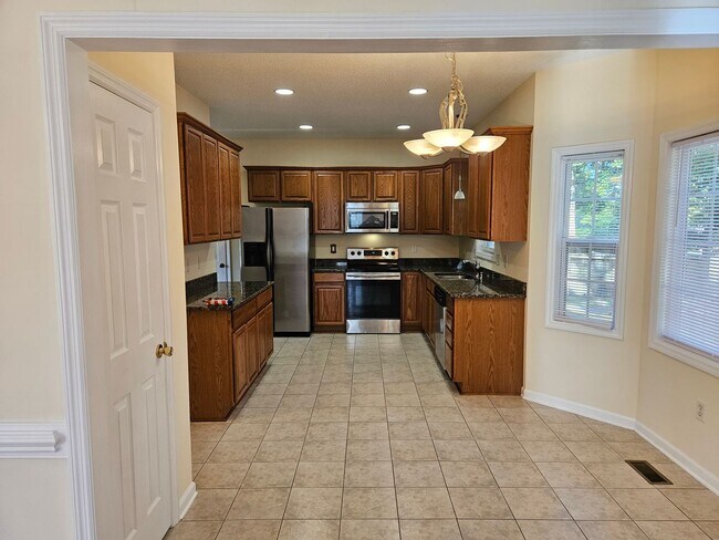 Building Photo - Beautiful 4 bedroom, 2.5 bath home in the ...