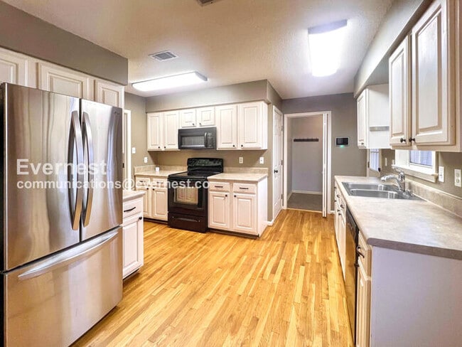 Building Photo - 42 Summit Ridge Dr