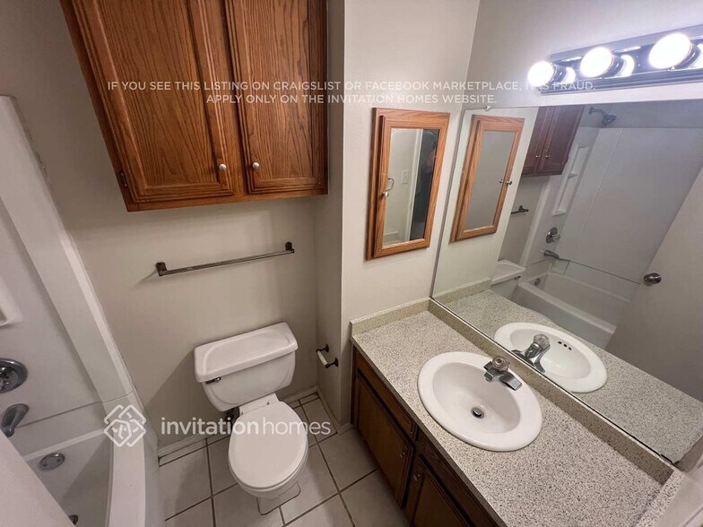 Building Photo - 1562 Sunset Village Dr