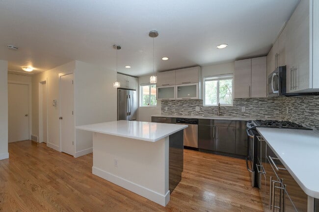 Building Photo - Beautiful 2-Bedroom Duplex with Granite Countertops & Hardwood Floors in the Heart of Denver!