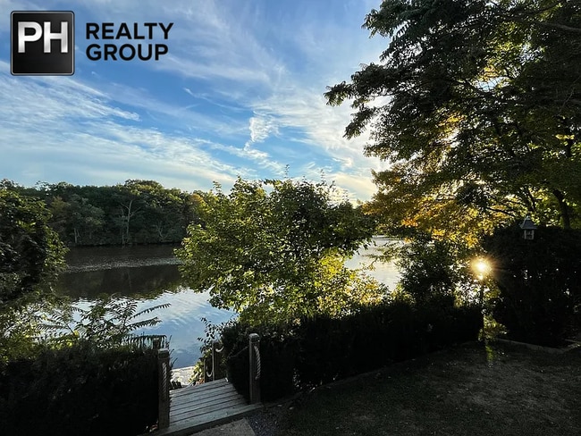 Building Photo - 157 Riverview Ave