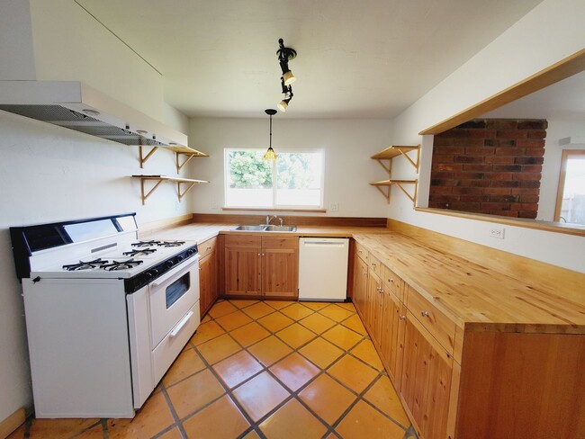 Building Photo - North Oxnard Lovely Home For Rent 3 Bedrooms and 2 bathrooms