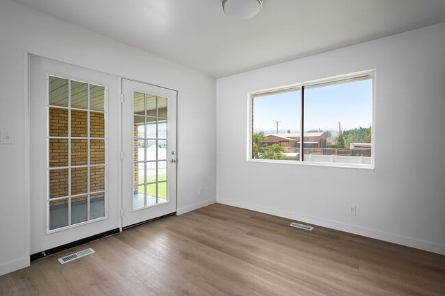 Building Photo - 11044 S Temple Dr