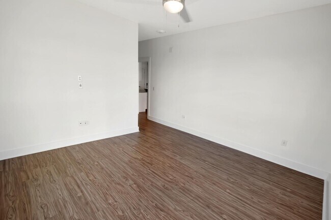 Building Photo - 650 E Brooklyn Vlg Ave