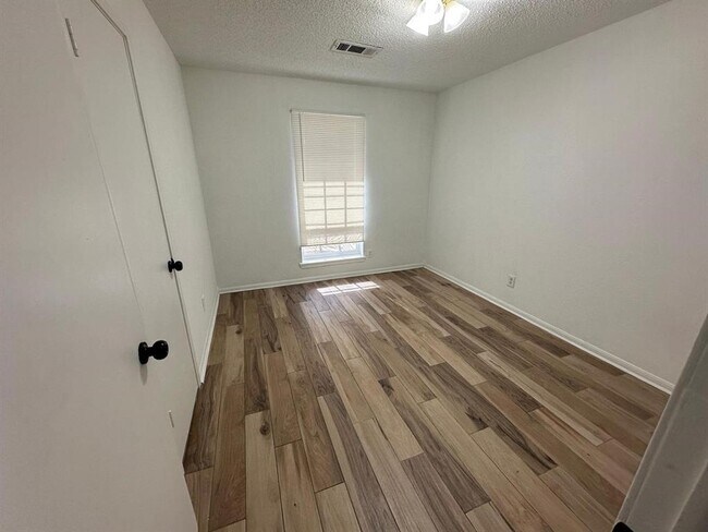 Building Photo - 8230 Amurwood Dr
