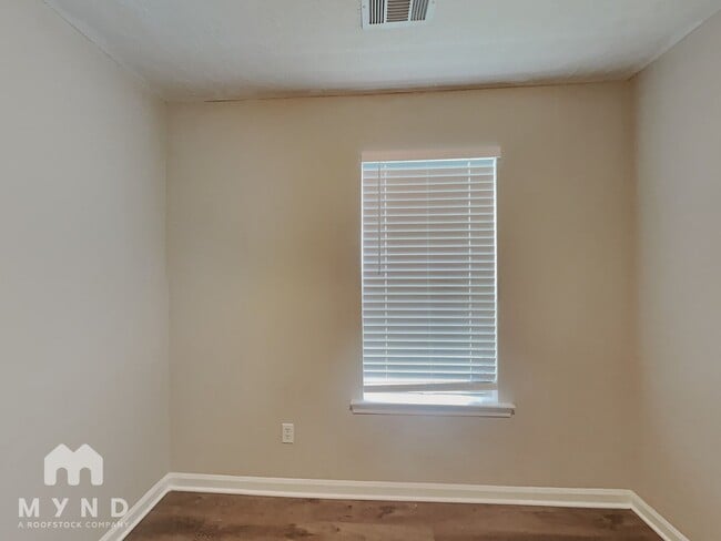 Building Photo - 3708 Oakwood Manor