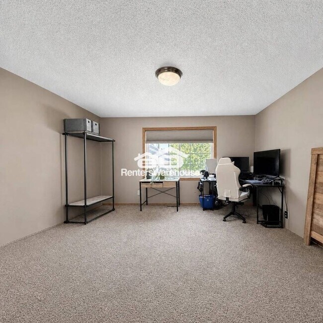 Building Photo - 2BD/1.5BA Townhome in New Prague Available 8/3!