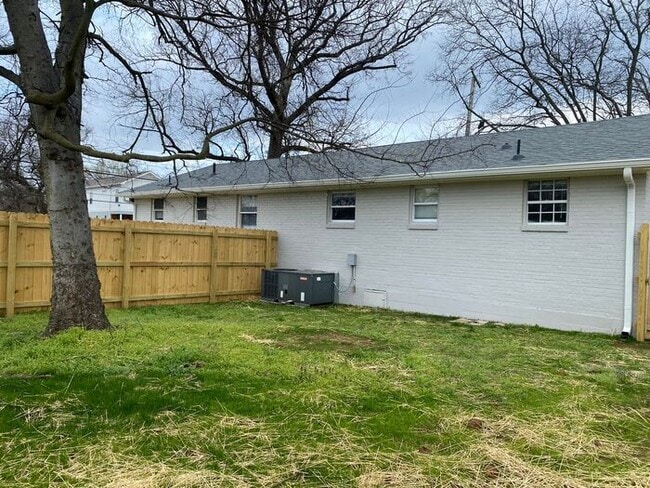 Building Photo - Cute Renovated 2 Bedroom Duplex in East Nashville!