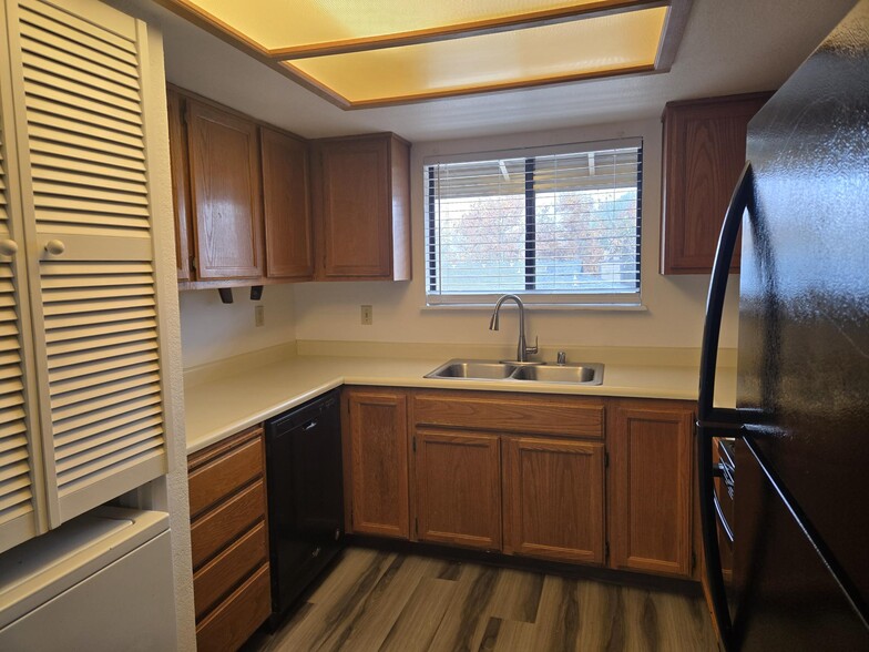 Building Photo - 3033 Estepa Dr