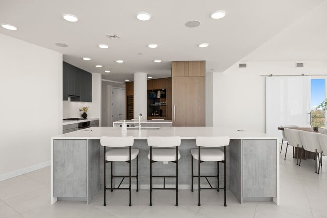 Building Photo - 2900 W Bay to Bay Blvd