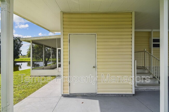 Building Photo - 242 Country Ln