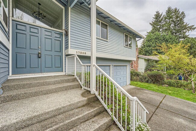 Building Photo - Amazing 4Bed/2.5Bath Home with Fully Fenced Backyard in Bellevue!