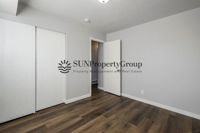 Building Photo - Great Updated Family Home in Excellent Clinton Location!