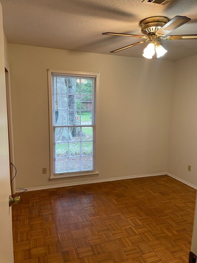 Building Photo - Great Refreshed Home