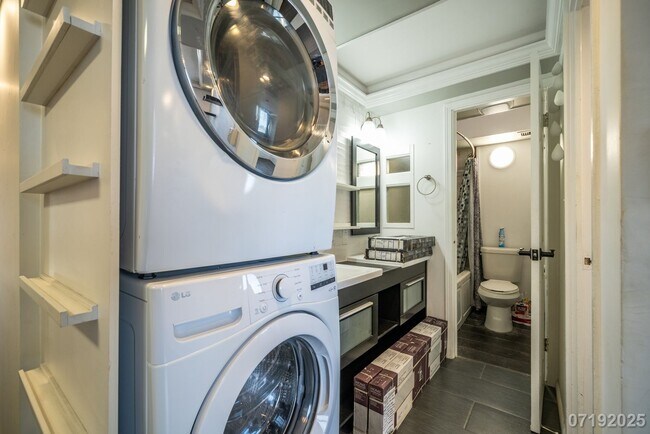 Building Photo - $2,600 / 2br - 730ft2 - 2 Bed 1 Bath Condo...