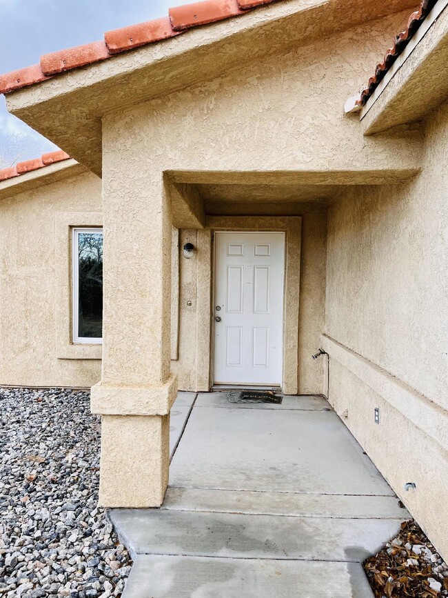 Building Photo - 4 Bedroom, 2 Bath Home with Attached Garag...