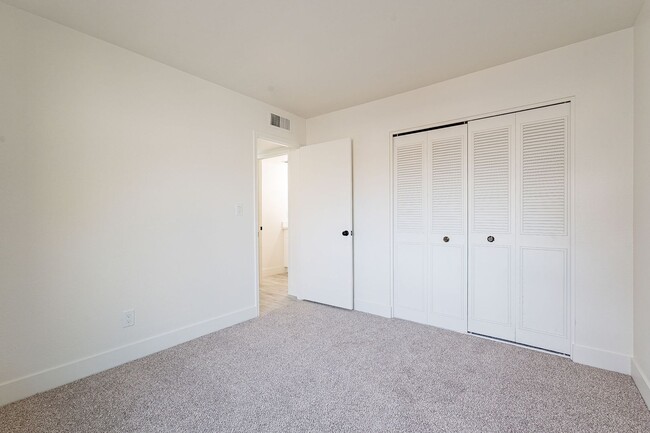 Building Photo - Fresh & Clean Townhome in North Phx!