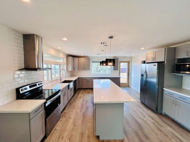 Building Photo - Gorgeous 3 bd, 2.5 ba on 1 acre