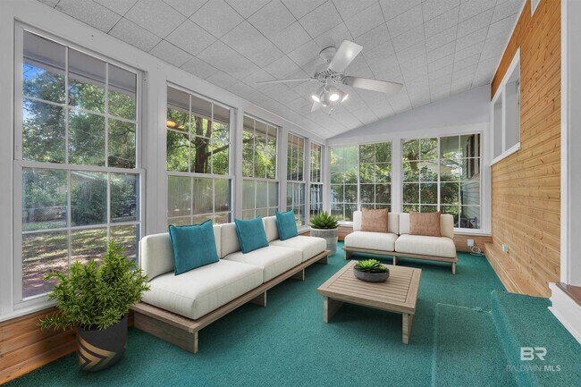 Building Photo - 252 South Dr