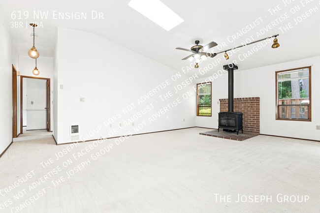Building Photo - 619 NW Ensign Dr