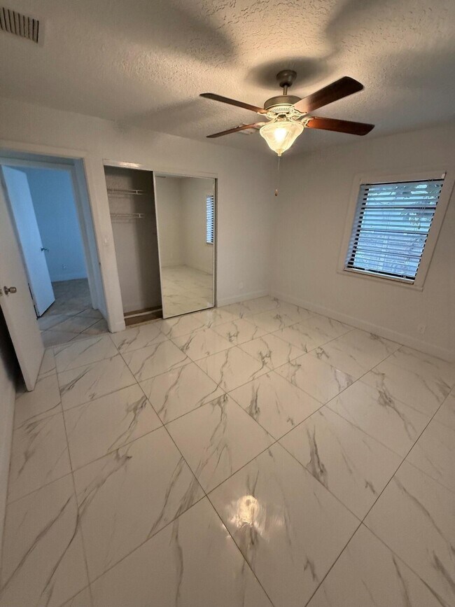 Building Photo - 741 Roseland Dr