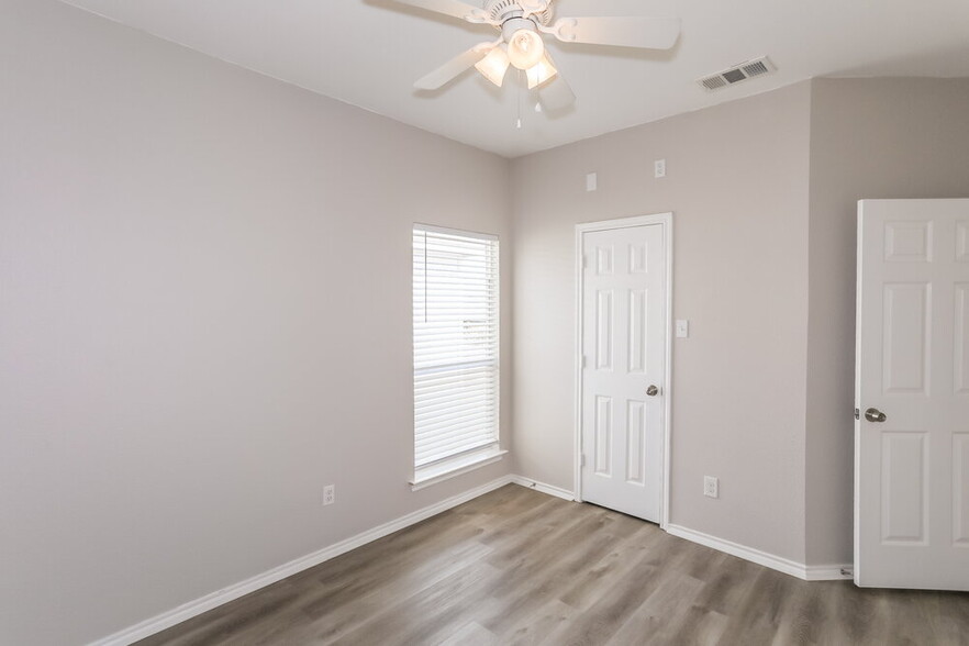 Building Photo - 6300 Redeagle Creek Dr