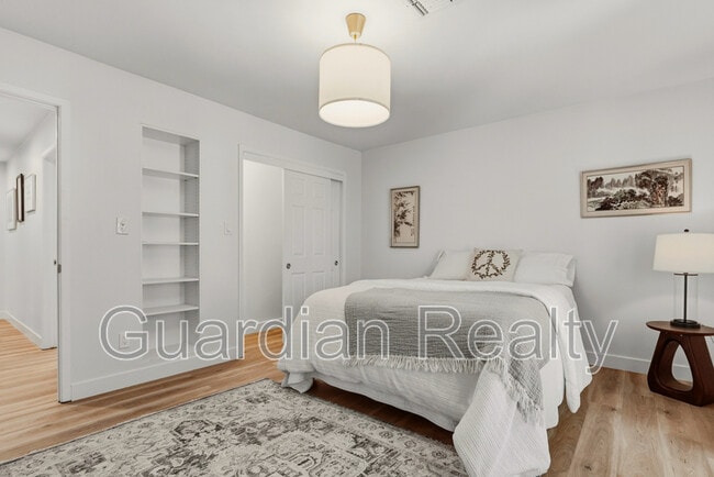 Building Photo - 3007 La Mesa Dr