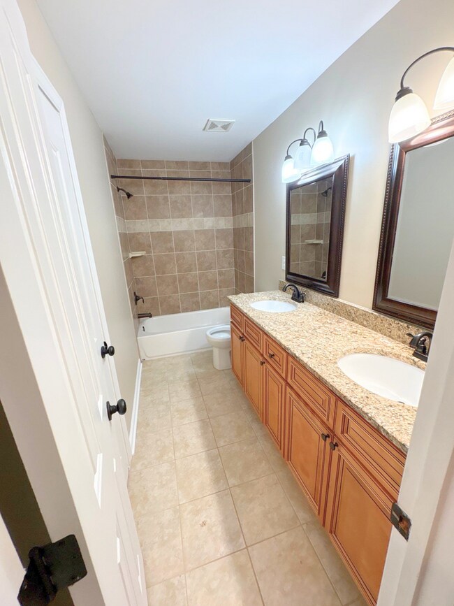 Building Photo - 9456 Club Walk Ct