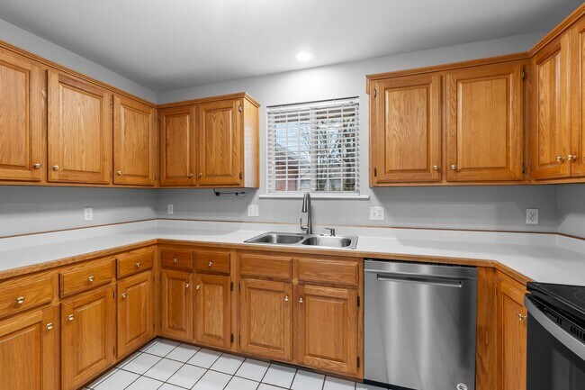 Building Photo - 911 Stonebridge Dr