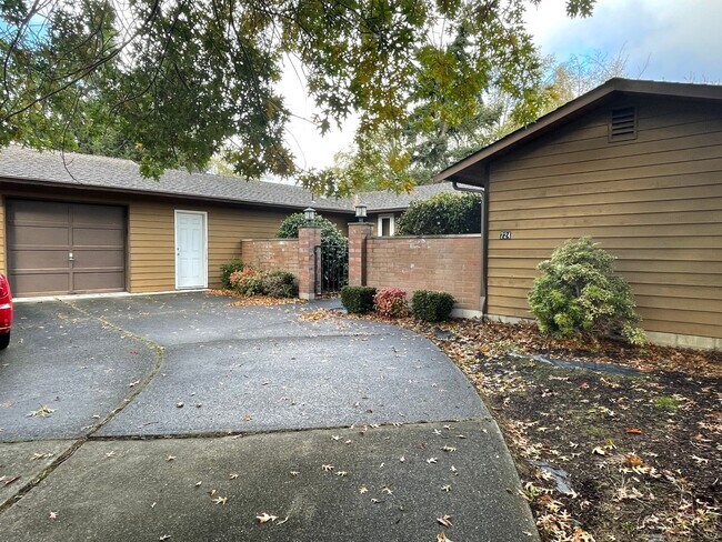 Building Photo - ***PENDING APPLICATION***Great Home on Corner Lot!