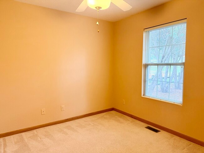 Building Photo - 404 E Windwood Ln