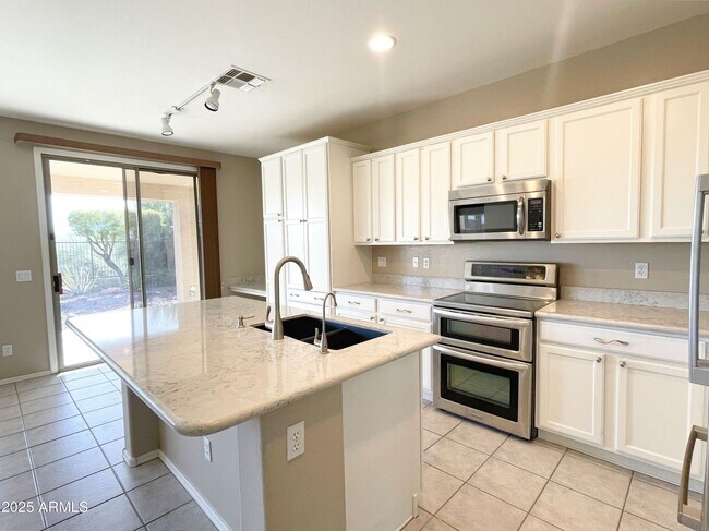 Building Photo - 2737 W Wayne Ln