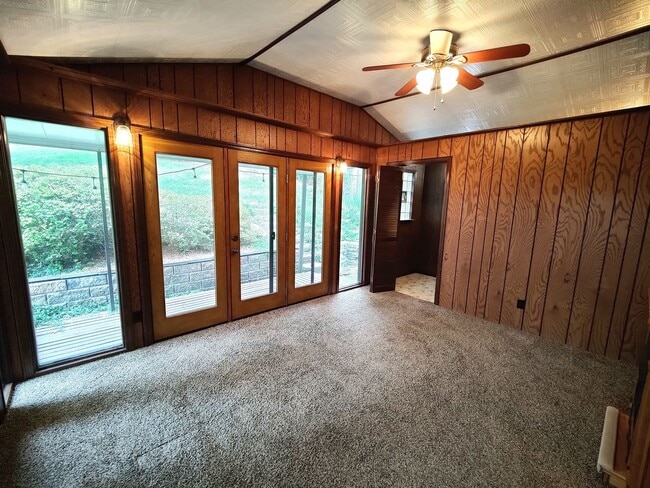 Building Photo - *Updated & Charming 2BD/2BA Single Family ...