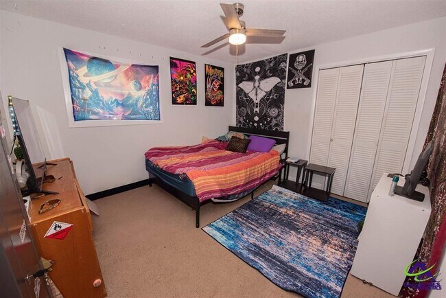 Building Photo - 205 Lake Placid Dr