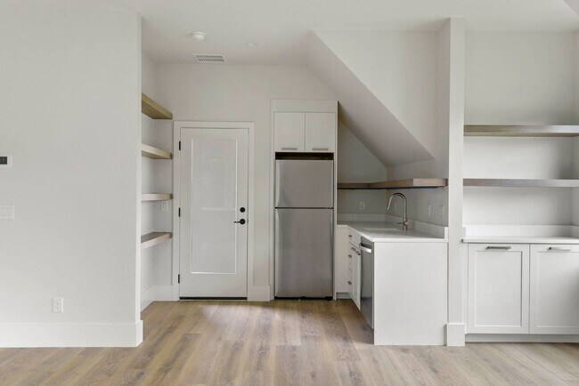 Building Photo - 3222 Holliday Ave