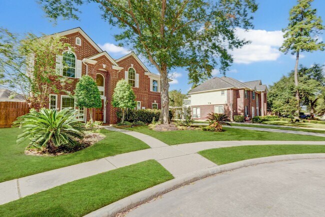 Building Photo - Stunning 4-Bedroom, 2.5-Bathroom Home with...