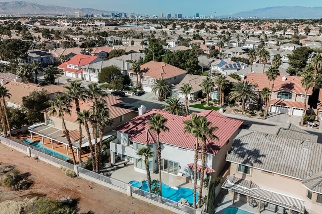 Building Photo - Luxury Home located in Henderson