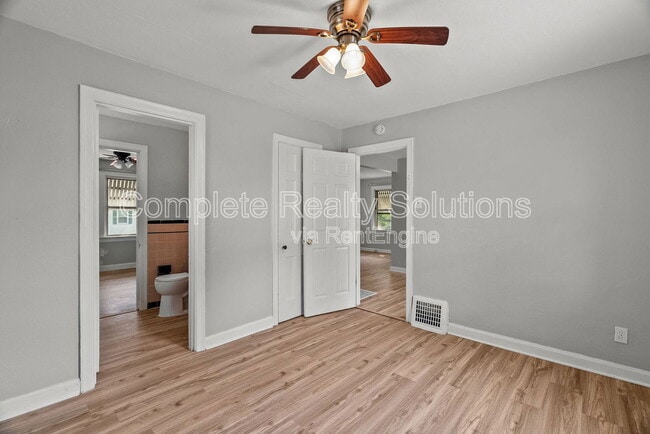 Building Photo - 7129 Greenhaven Dr
